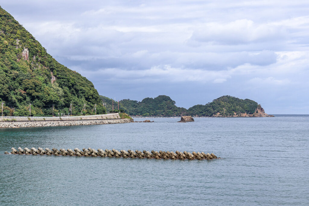 The port of shitsumi in Obama, showing the glorious sea and mountain.