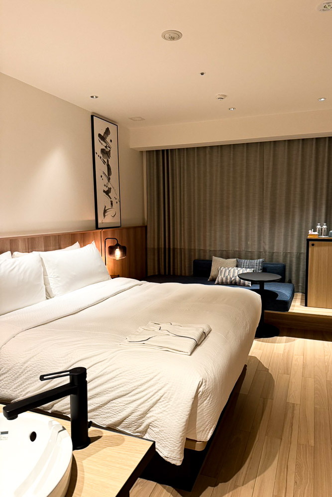 The standard modern Japandi hotel room at Fairfield by Marriott Kyotamba.