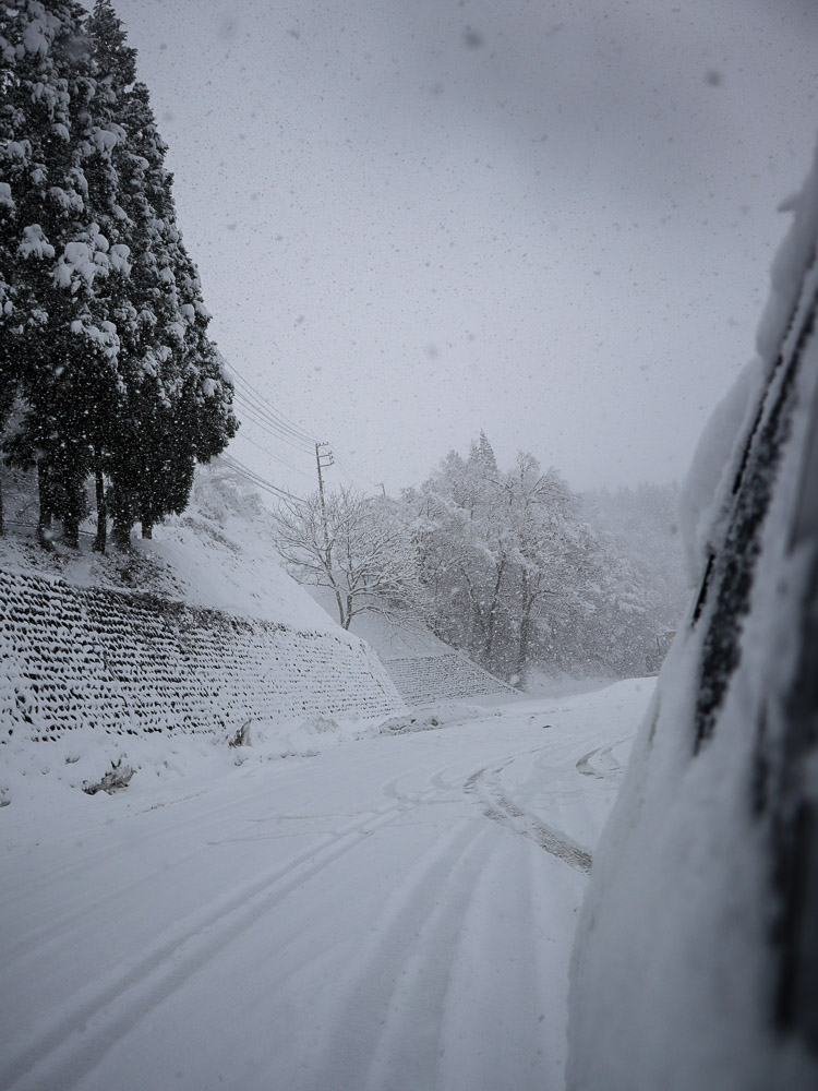 A snow storm in Gifu during November, everywhere was covered by white snow, visibility not good.