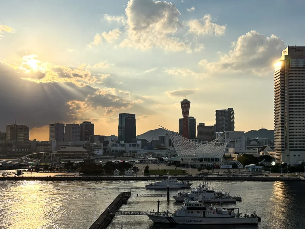Golden hour in Kobe, feel the sea breeze and bathe in the golden sunlight reflecting off a building.