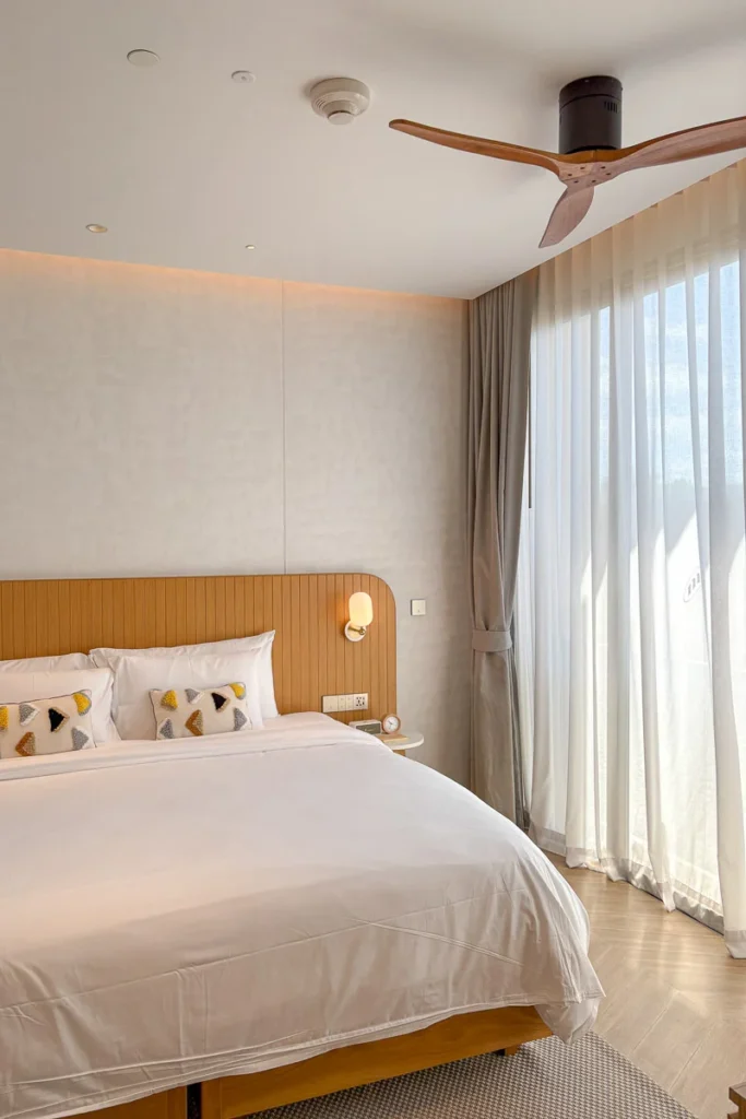 The queen bedroom at Maraasca Samui: simple and relaxing.