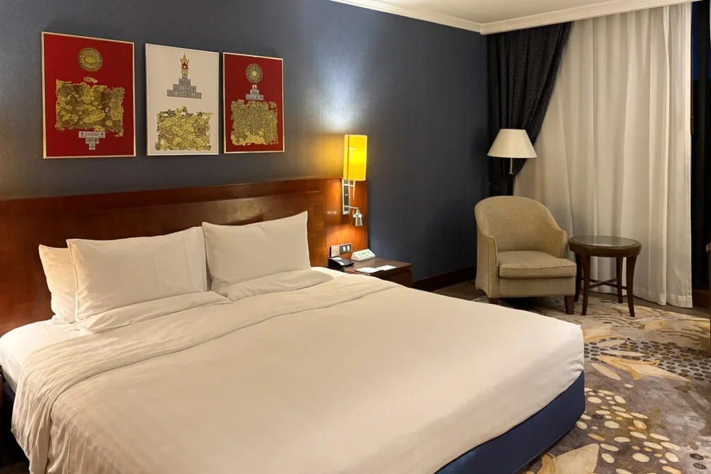 An old hotel room design at Hyatt Regency Suvarnabhumi. An international standard room design with a mix of Thai accents.