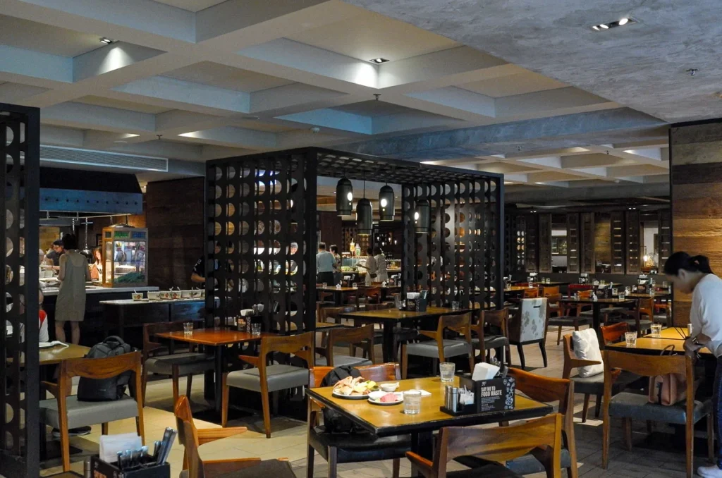 Goji Kitchen at Marriott Marquis Queen's Park during a busy lunch hour.