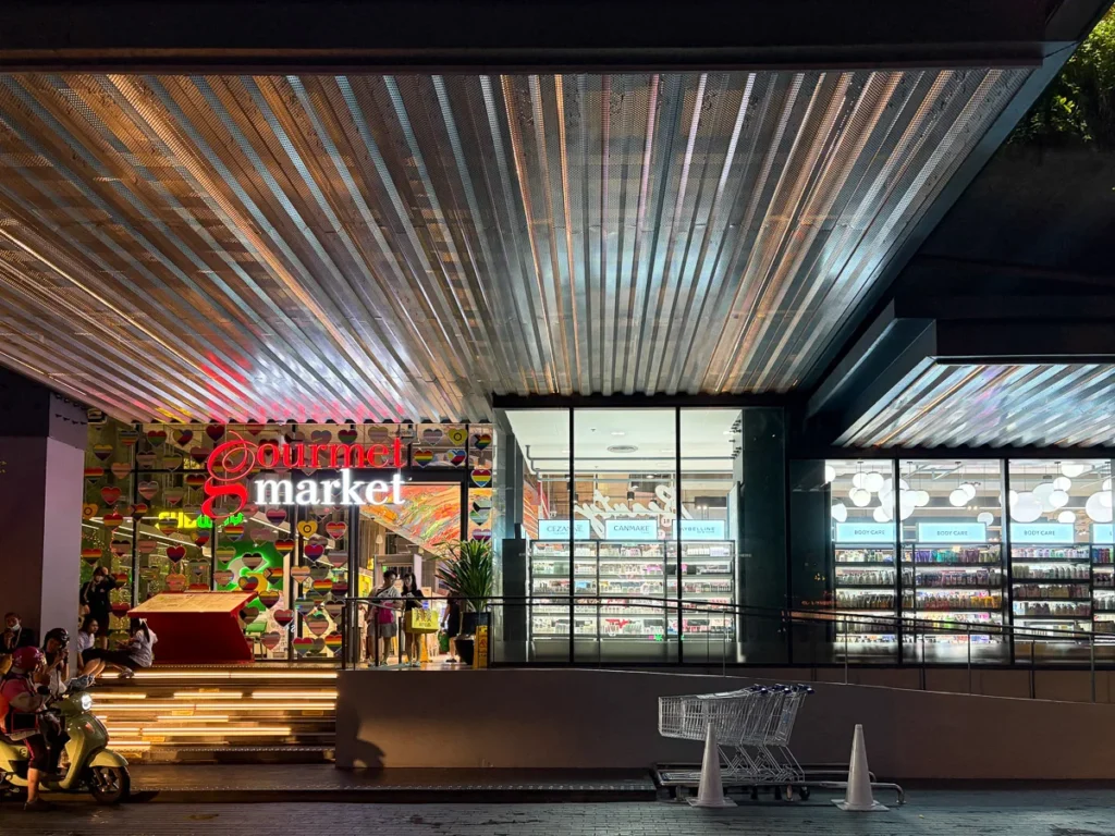A dazzling light as night falls in Bangkok, Gourmet Market at Emsphere, Sukhumvit soi 22 entrance.