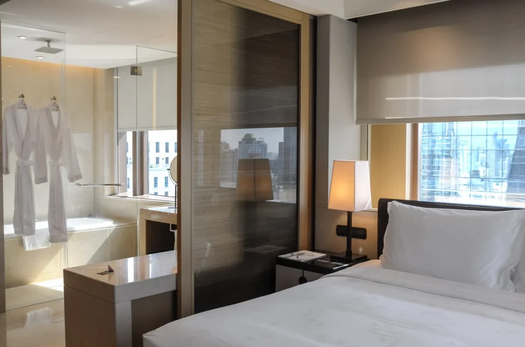 This is how natural light gives life to a hotel room: Okura Prestige Bangkok Corner Room.