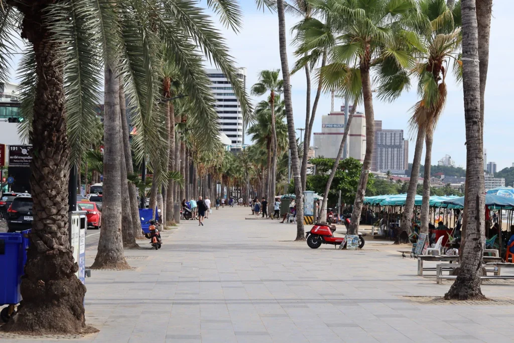 The wide sidewalk on Beach Rd ถนนเรียบชายหาด, Pattaya, a calming walk in the evening after a light rain.