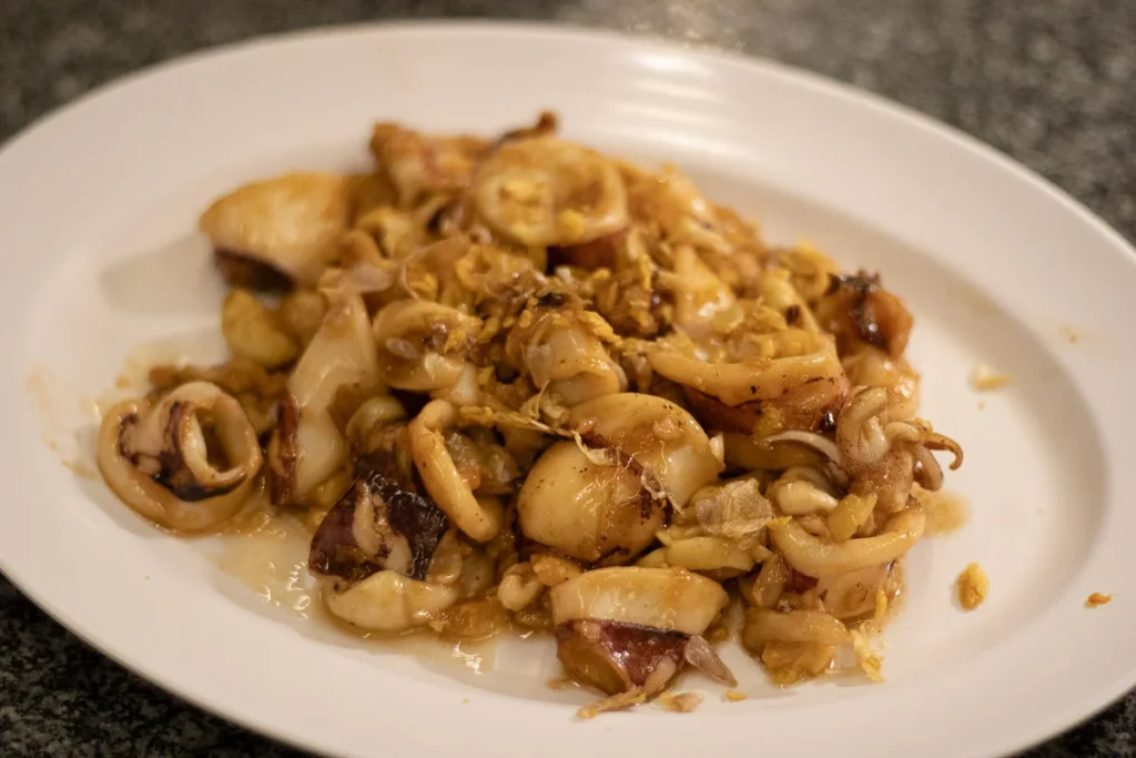 Stirfried squid with garlic sauce, a popular thai style option at Moom Aroi Na Kluea in Pattaya.