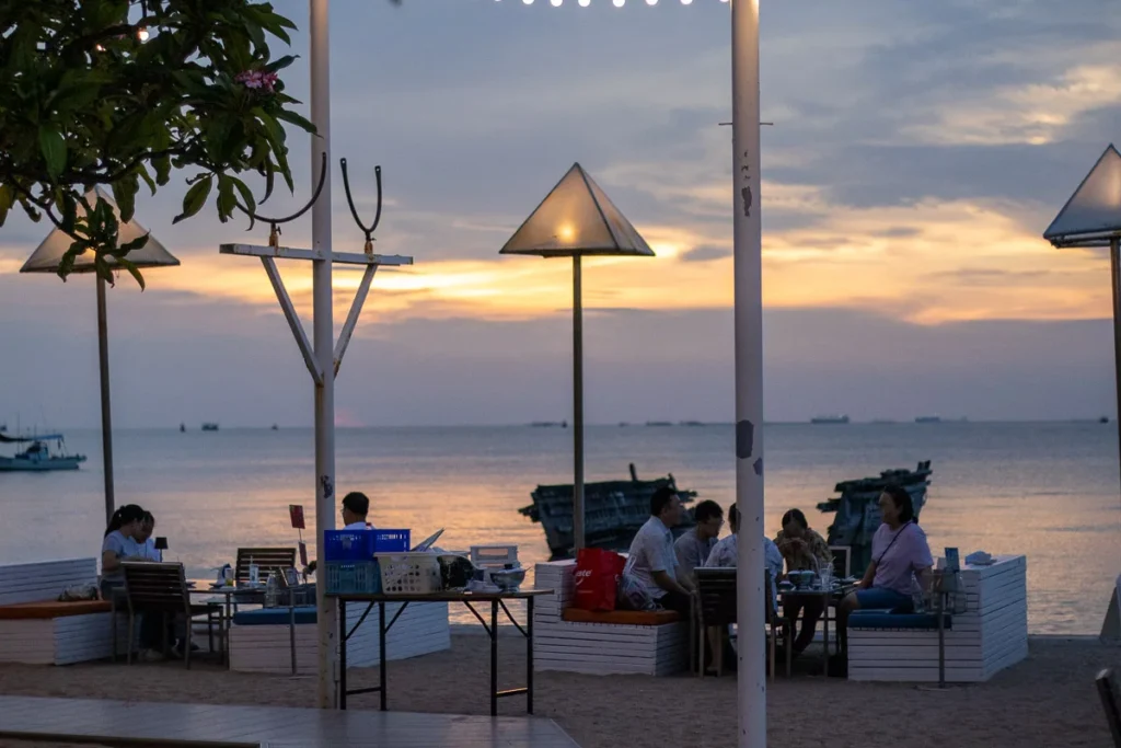 Moom Aroi Na Kluea (มุมอร่อย) seafood restaurant in Pattaya, a diner with a beach side view.