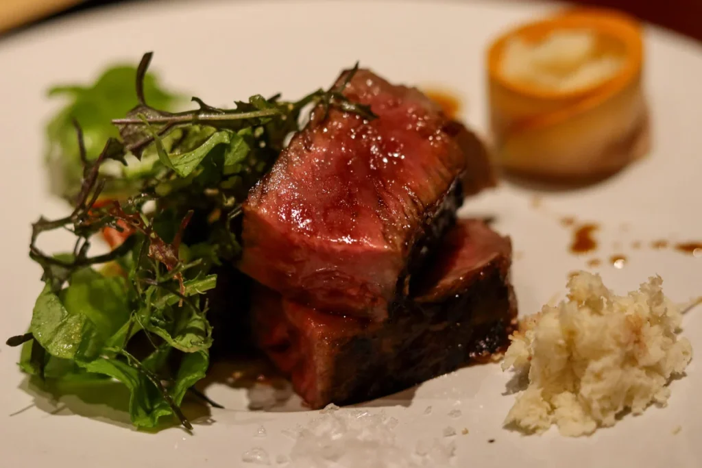 A juicy wagyu beef, perfectly cooked over wood fire at Shorenin Monzeki-mae TSUKIOKA.