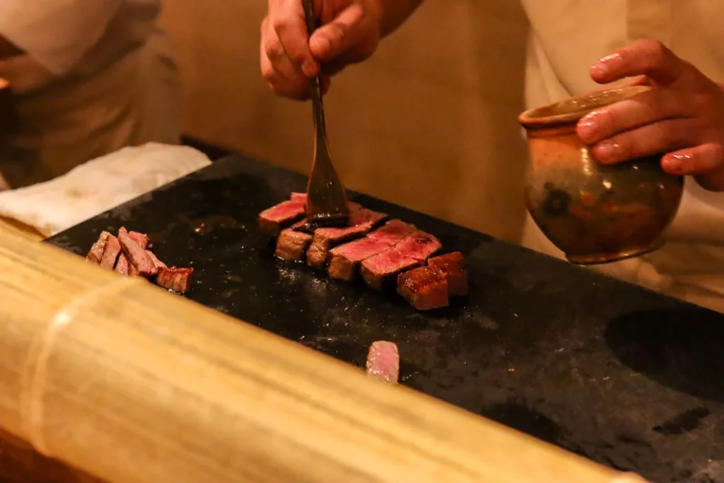 cut up wagyu beef brushed with sauce at Shorenin Monzeki-mae TSUKIOKA.