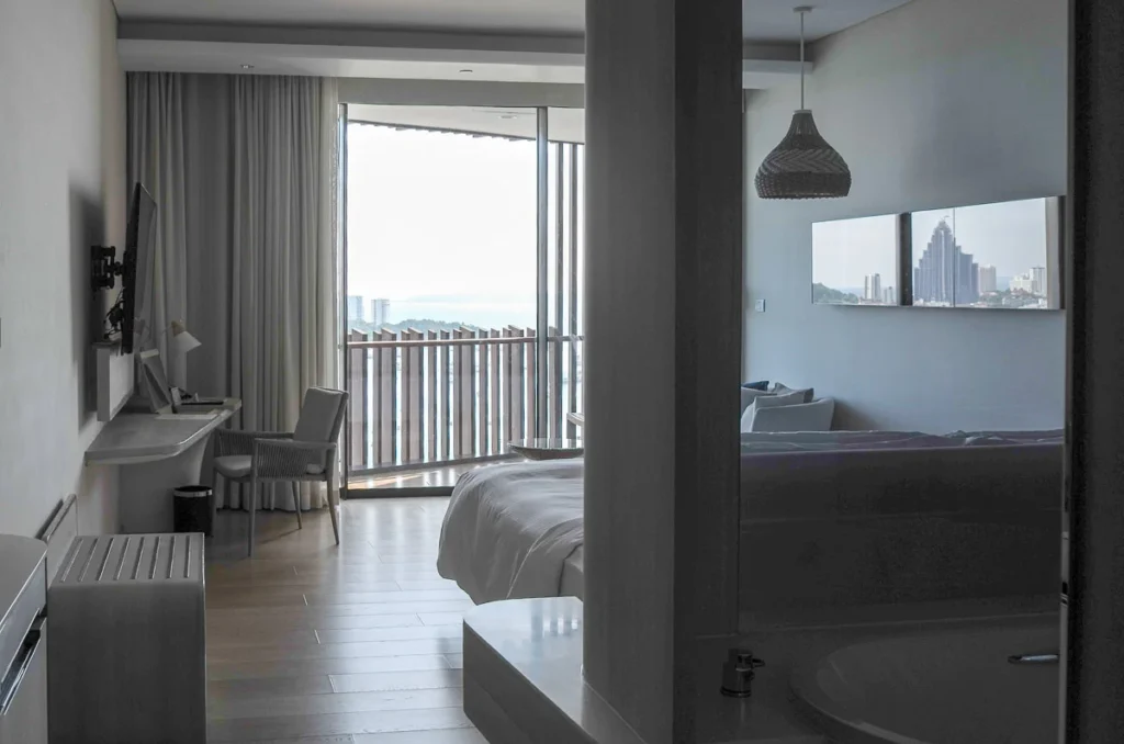 The layout of Executive kind room at Hilton Pattaya: a simple and practicle design.