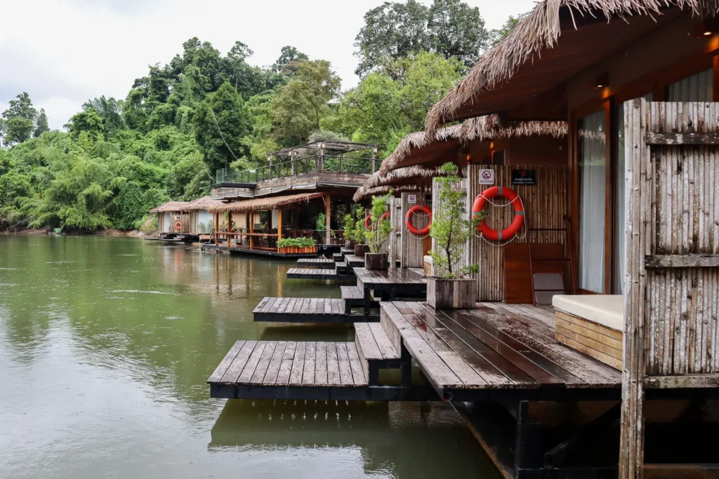 Cherlynn Resort Kanchanaburi floting hotel rooms and restaurant.