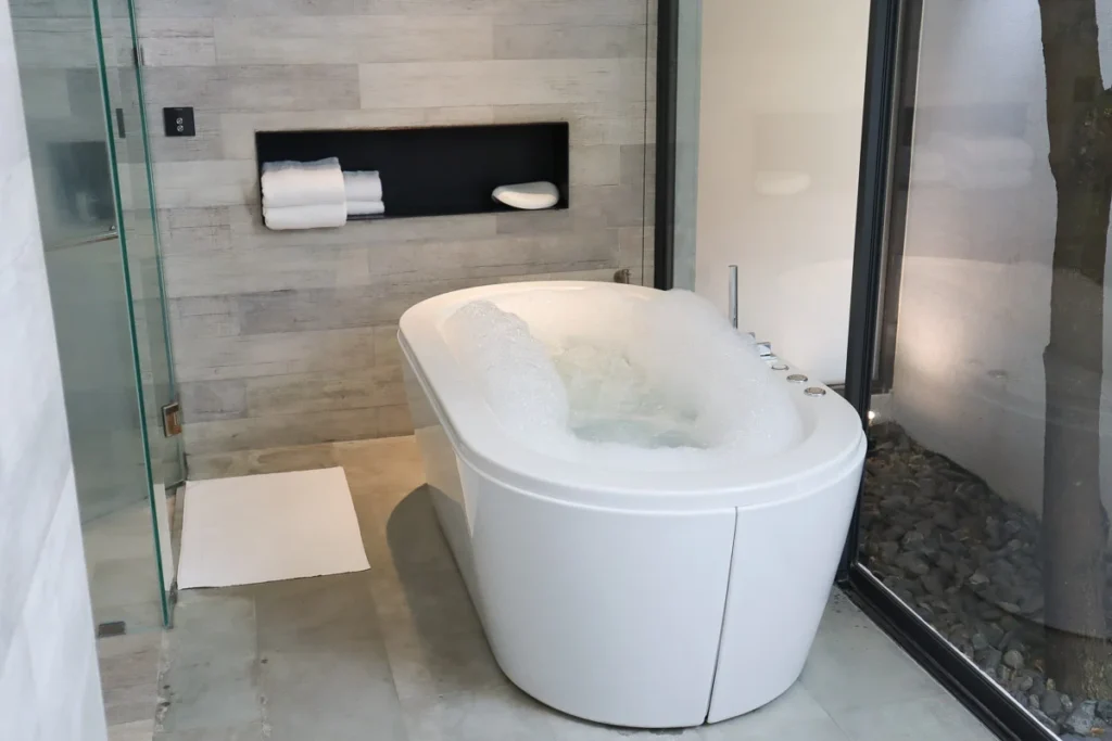 The jacuzzi bathtub at Tara Villa Kanchanaburi