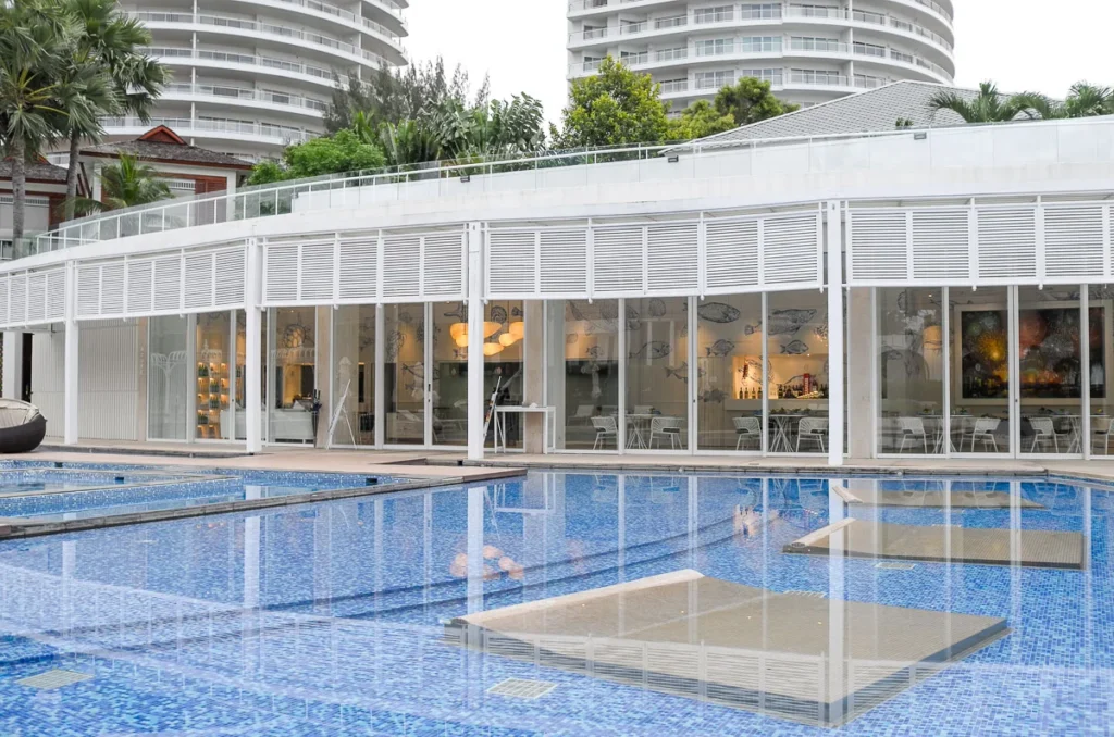 InterContinental Hua Hin swimming pool and restaurant.